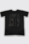 1979 LONG TEE IN BLACK/BLACK, SS26