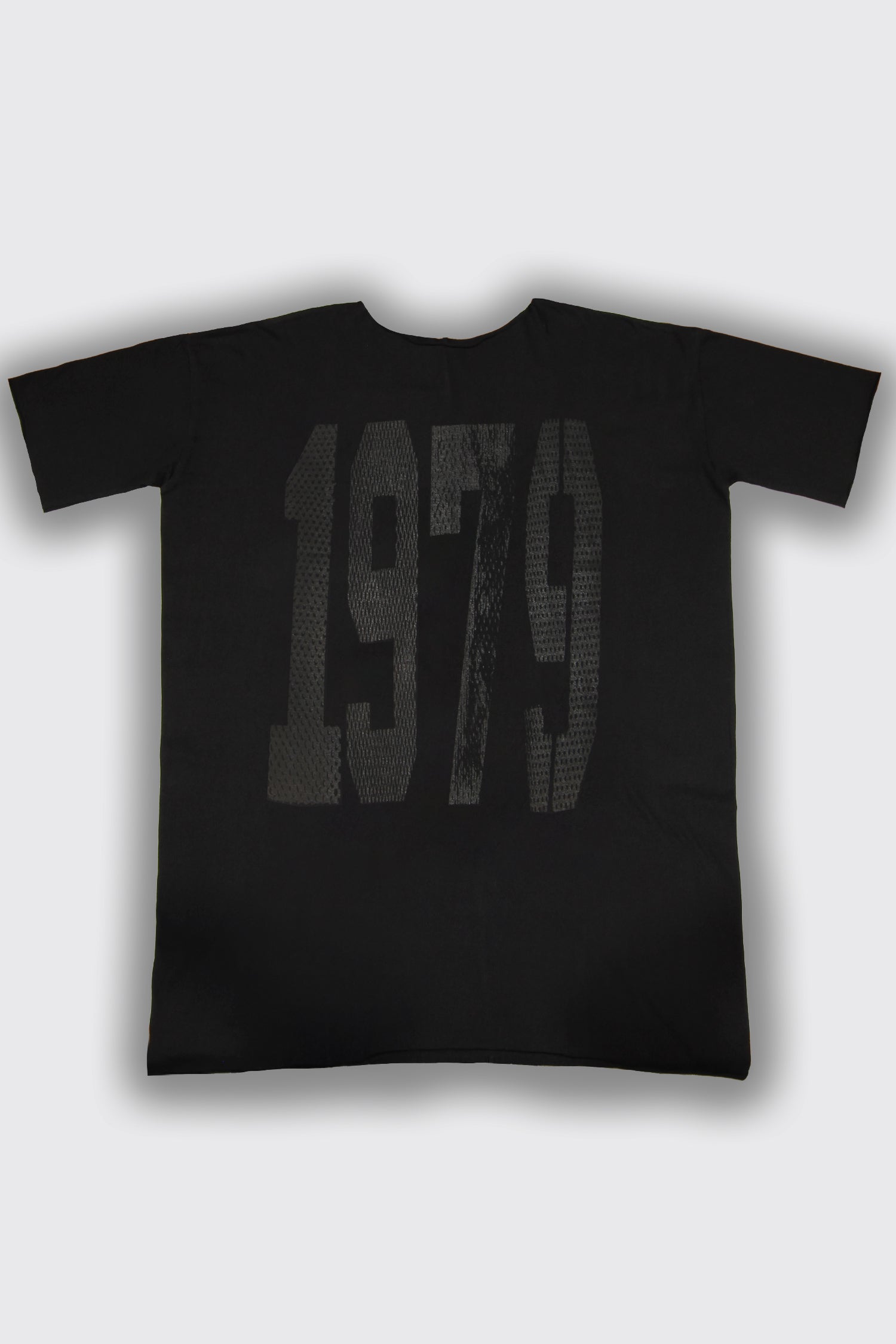 1979 LONG TEE IN BLACK/BLACK, SS26