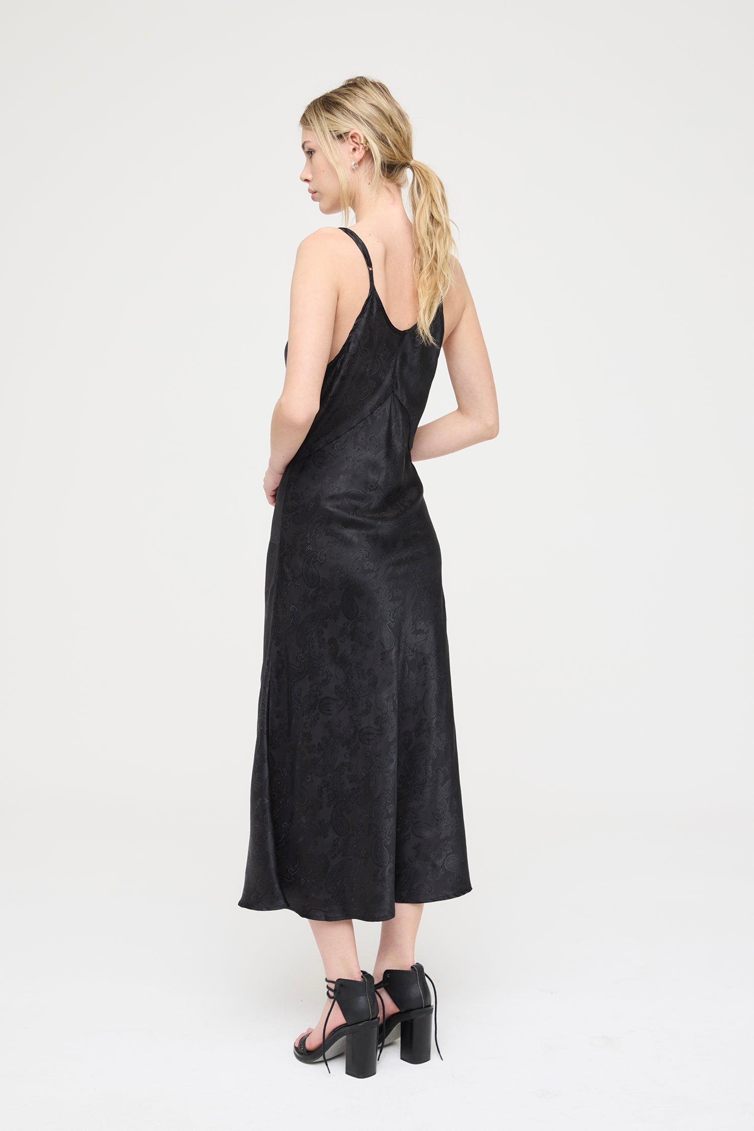 DIVINE IN ONYX MATTE, SS27
