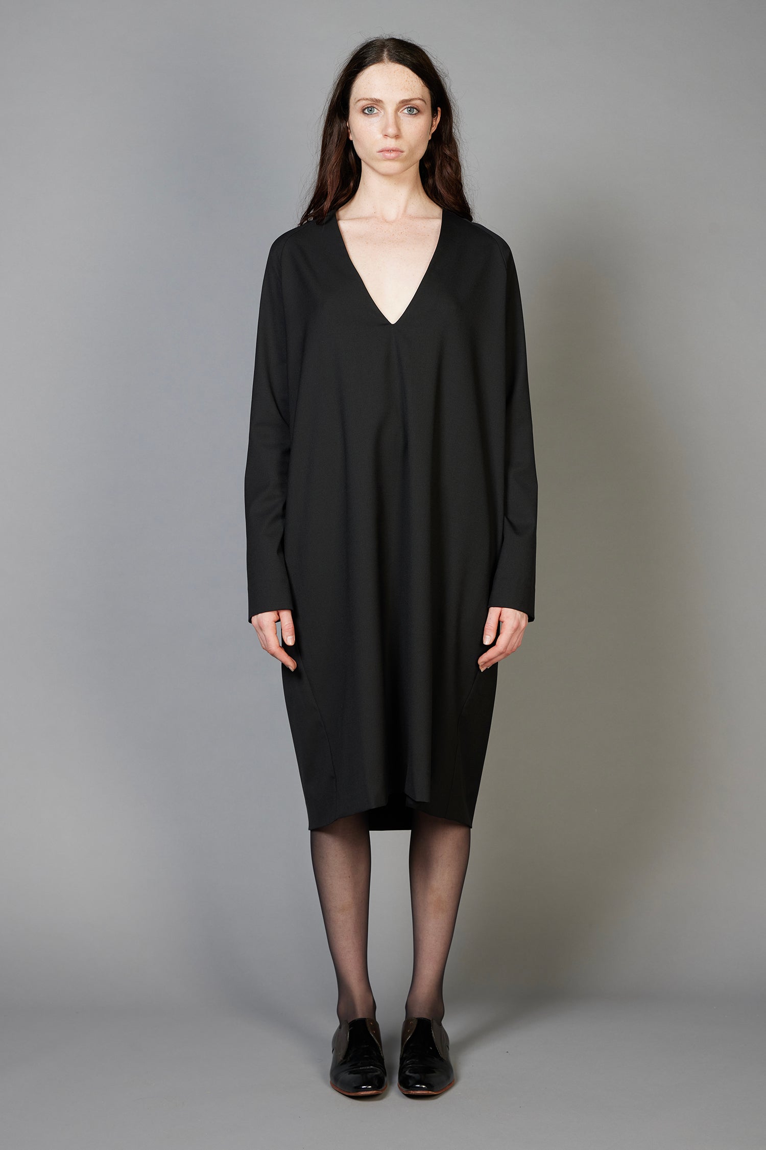 DEEP V IN SUITBLACK, AW26