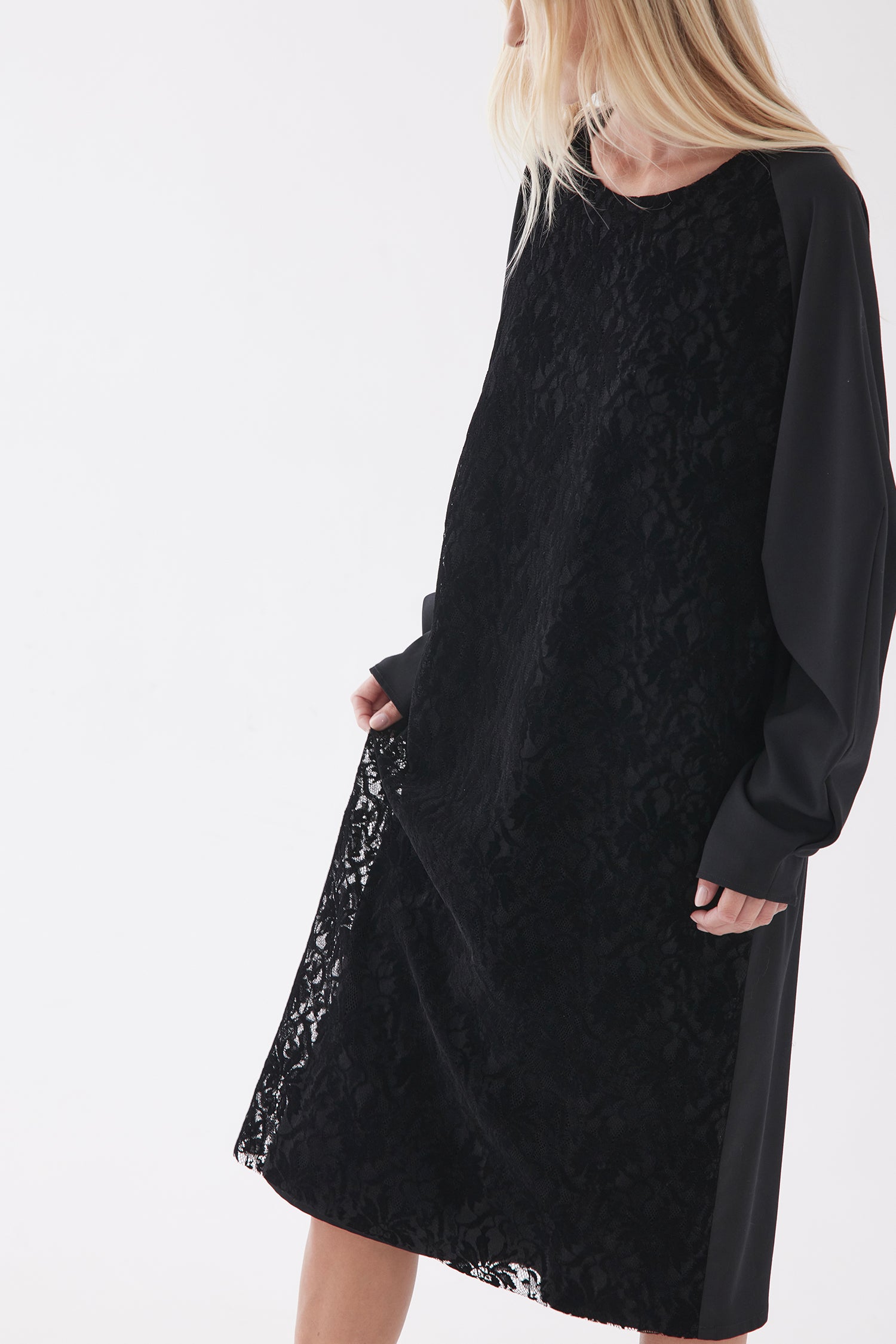 TEMPO IN SUITBLACK, W25