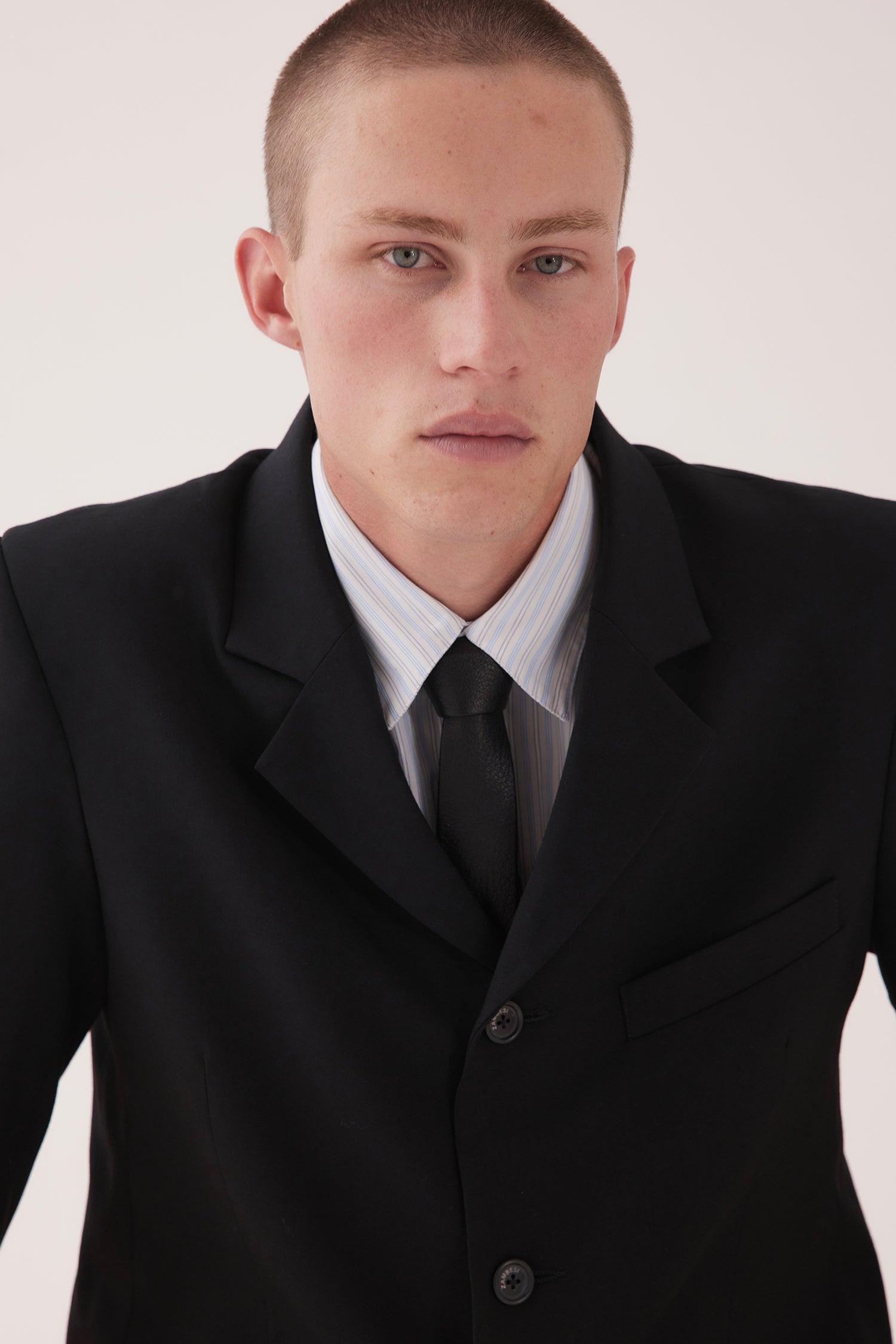 THE AUTEUR IN SUITBLACK, W25