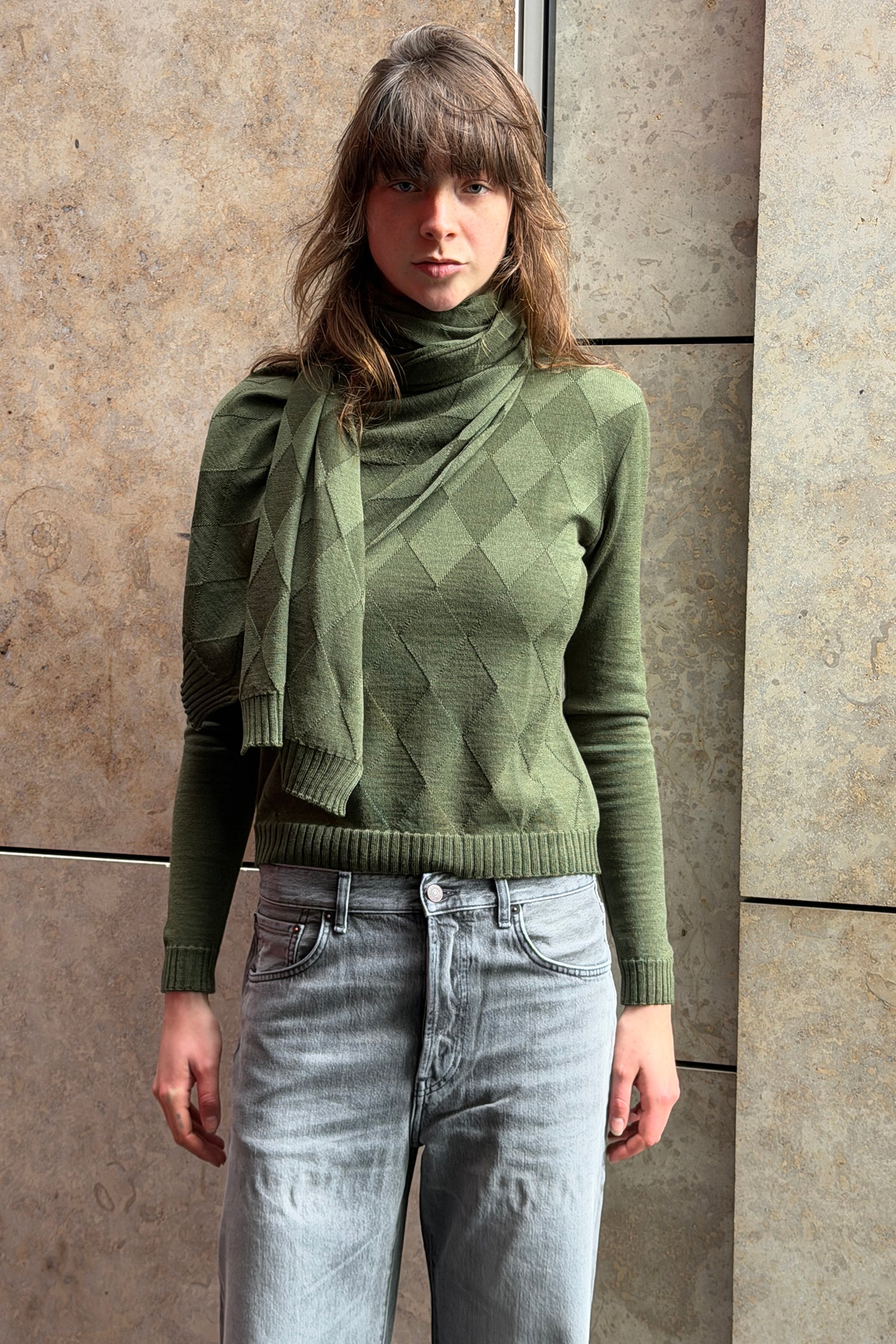 DIAMOND MERINO SCARF IN OLIVE, AW26