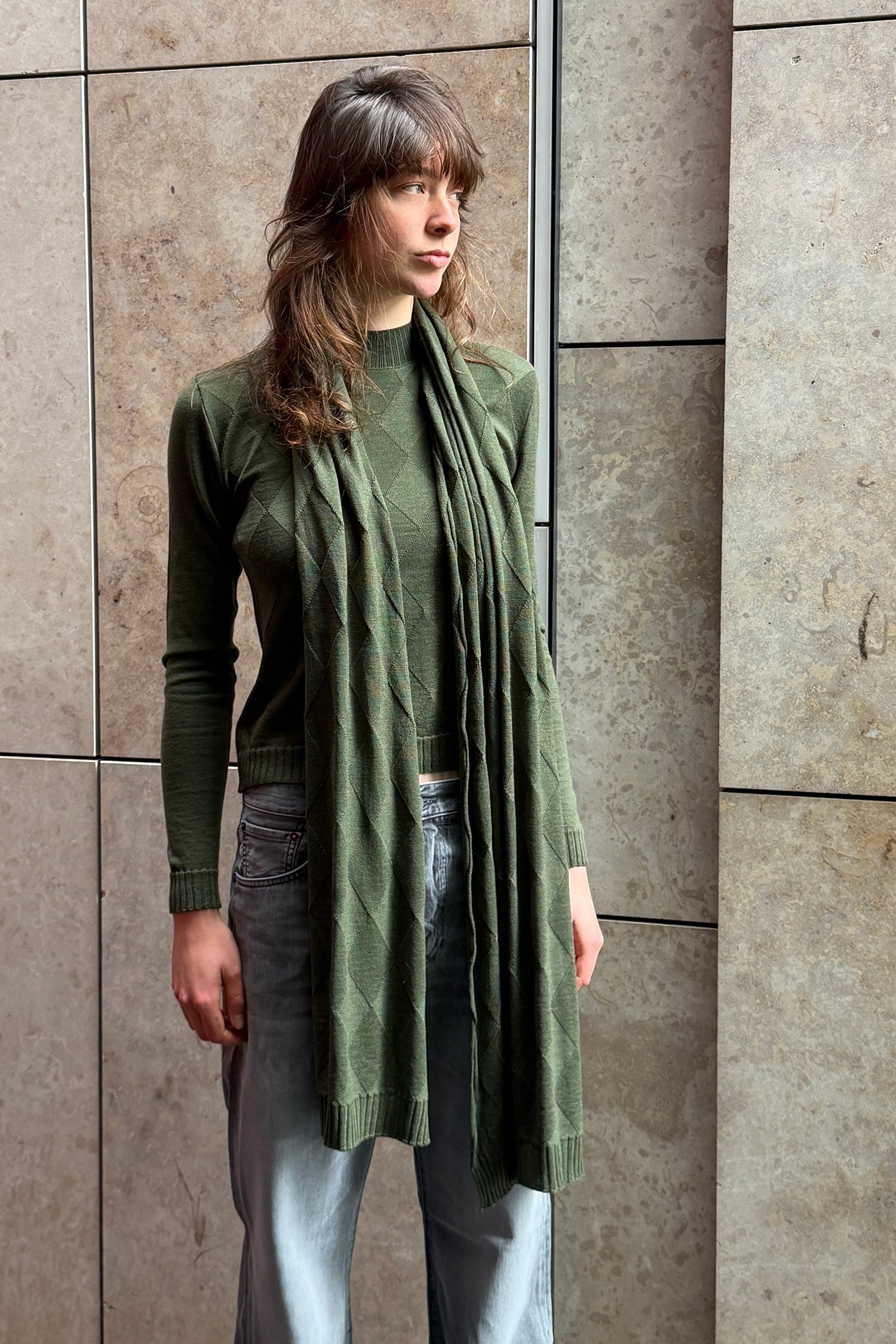 DIAMOND MERINO SCARF IN OLIVE, AW26