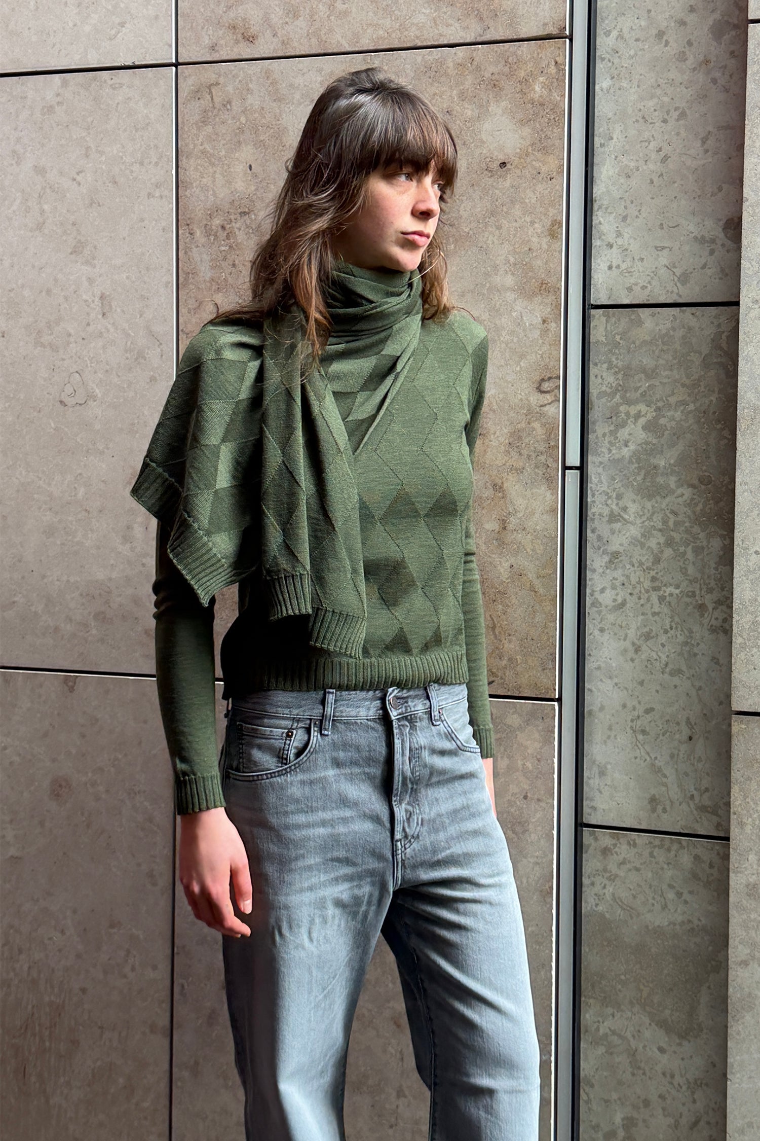 DIAMOND MERINO SCARF IN OLIVE, AW26