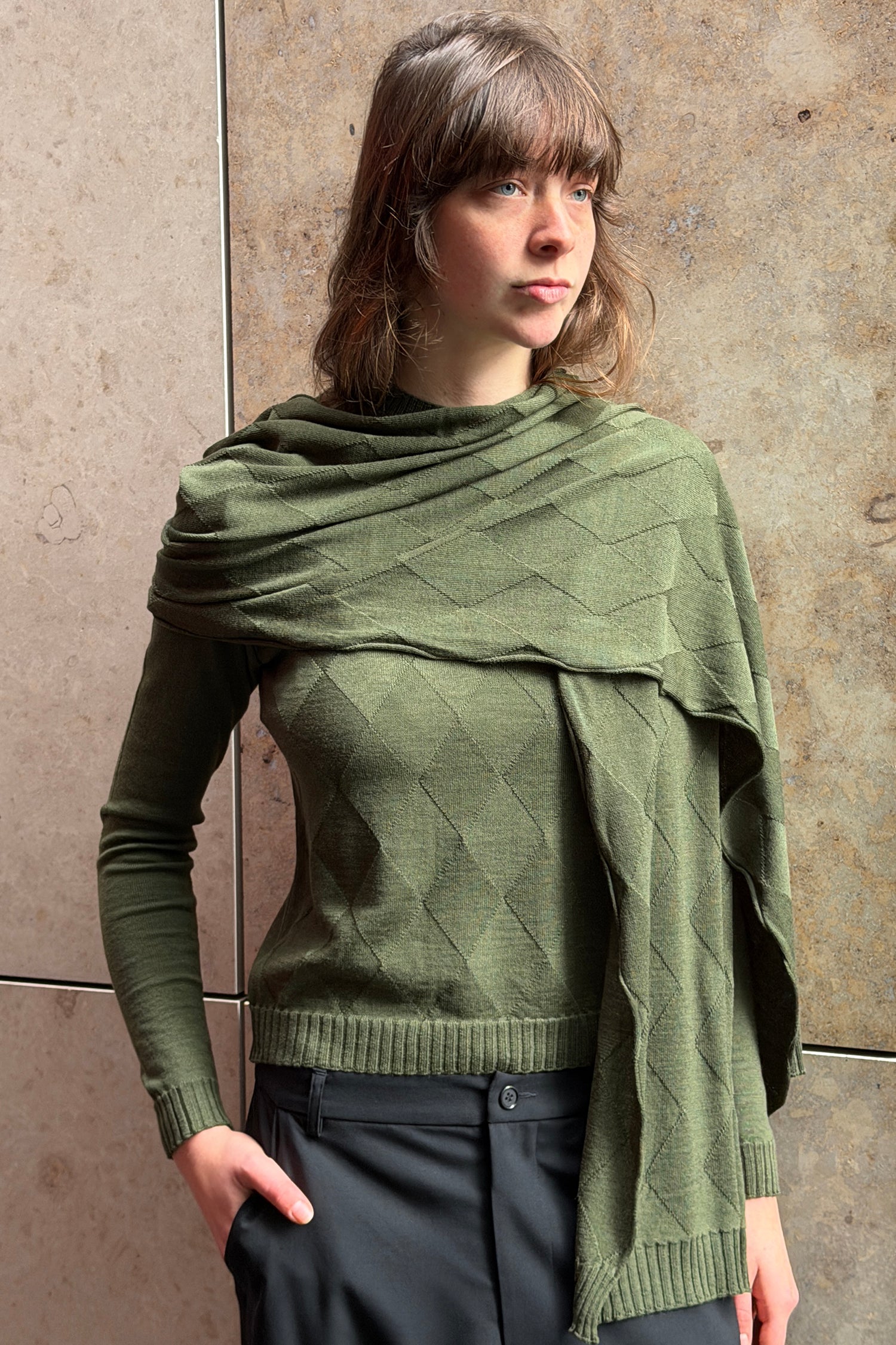 DIAMOND MERINO SCARF IN OLIVE, AW26