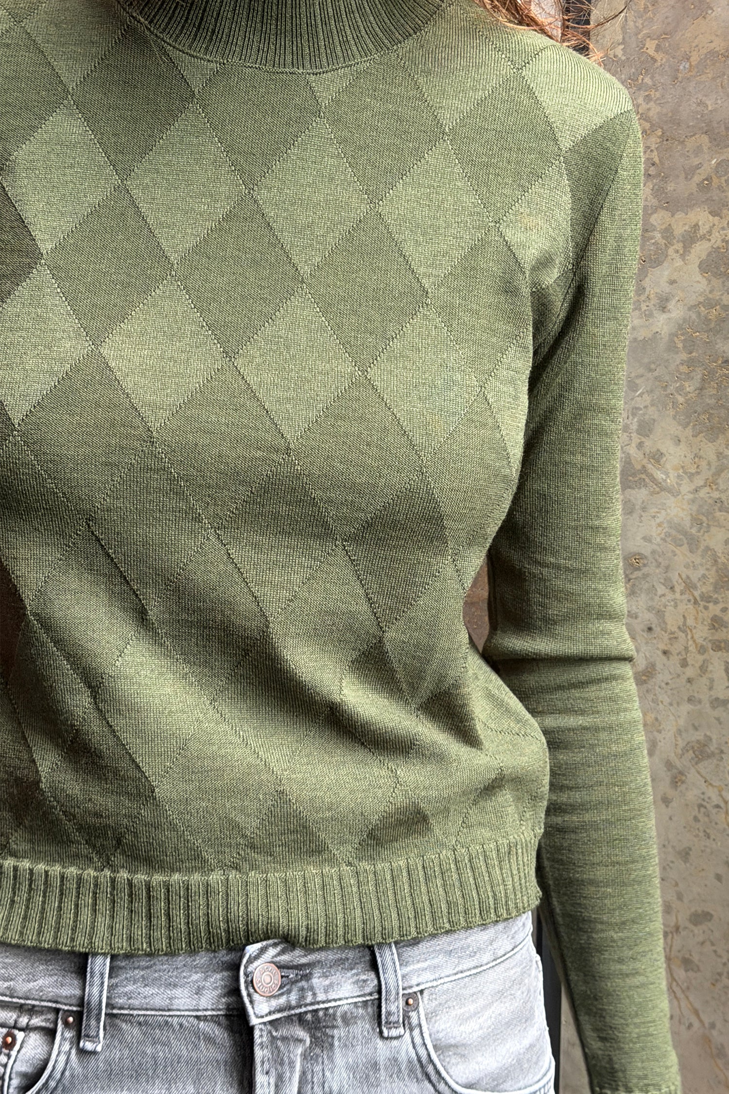 DIAMOND MERINO JUMPER IN OLIVE, AW26