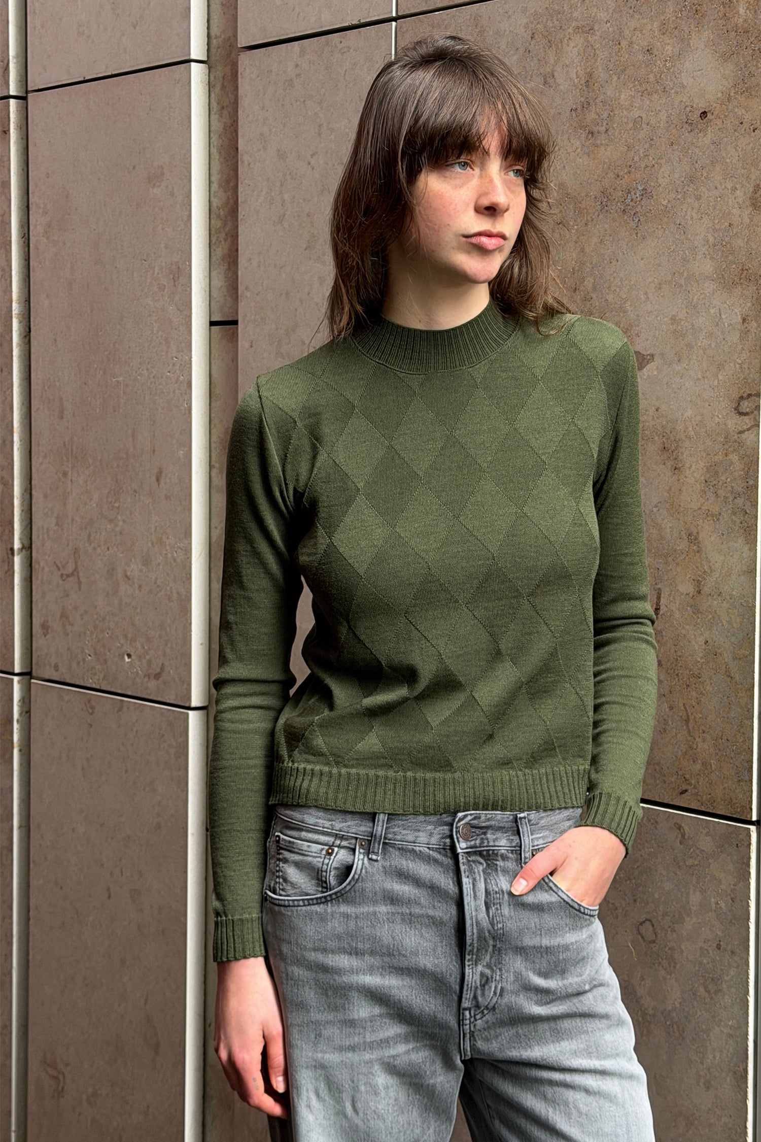 DIAMOND MERINO JUMPER IN OLIVE, AW26