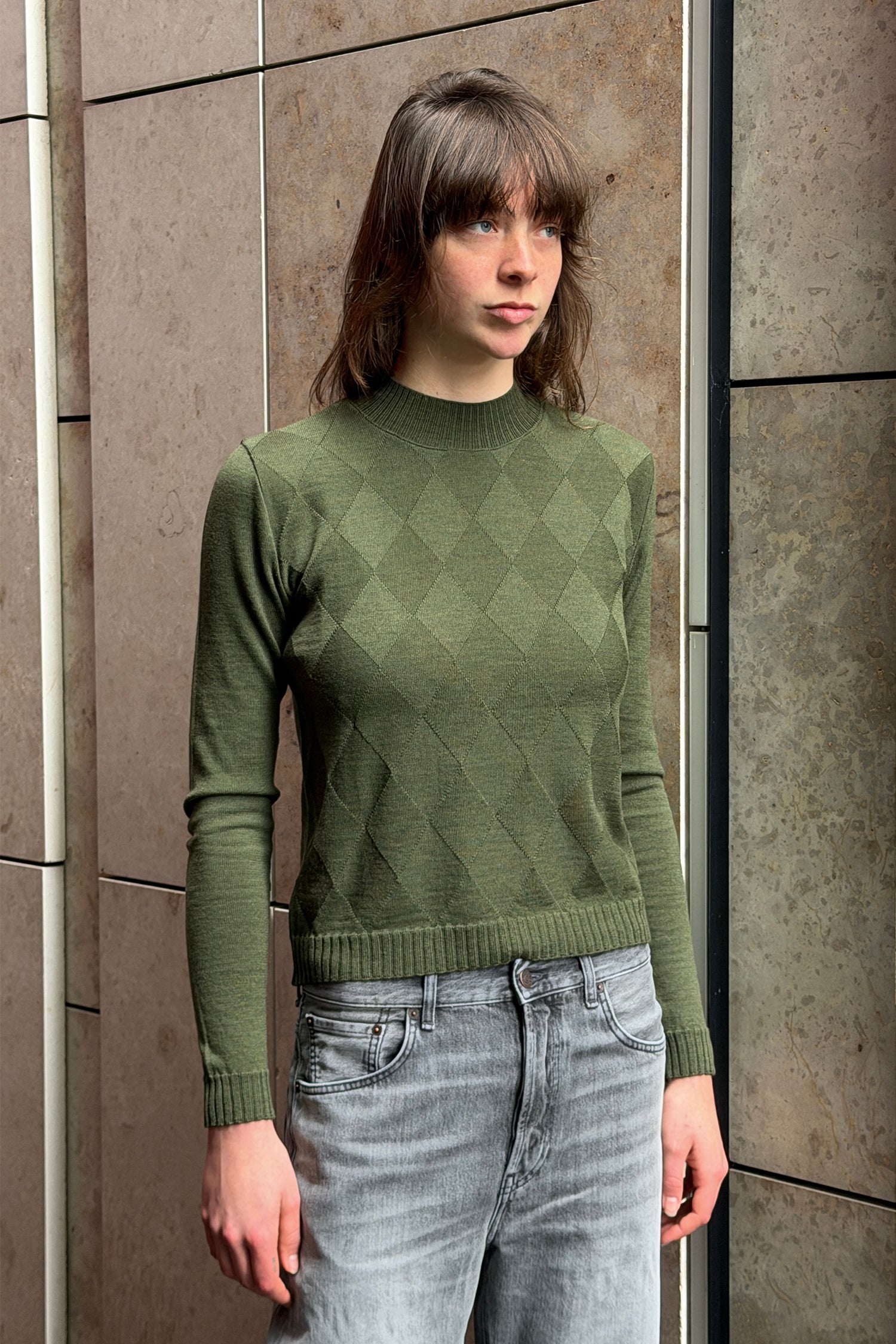 DIAMOND MERINO JUMPER IN OLIVE, AW26