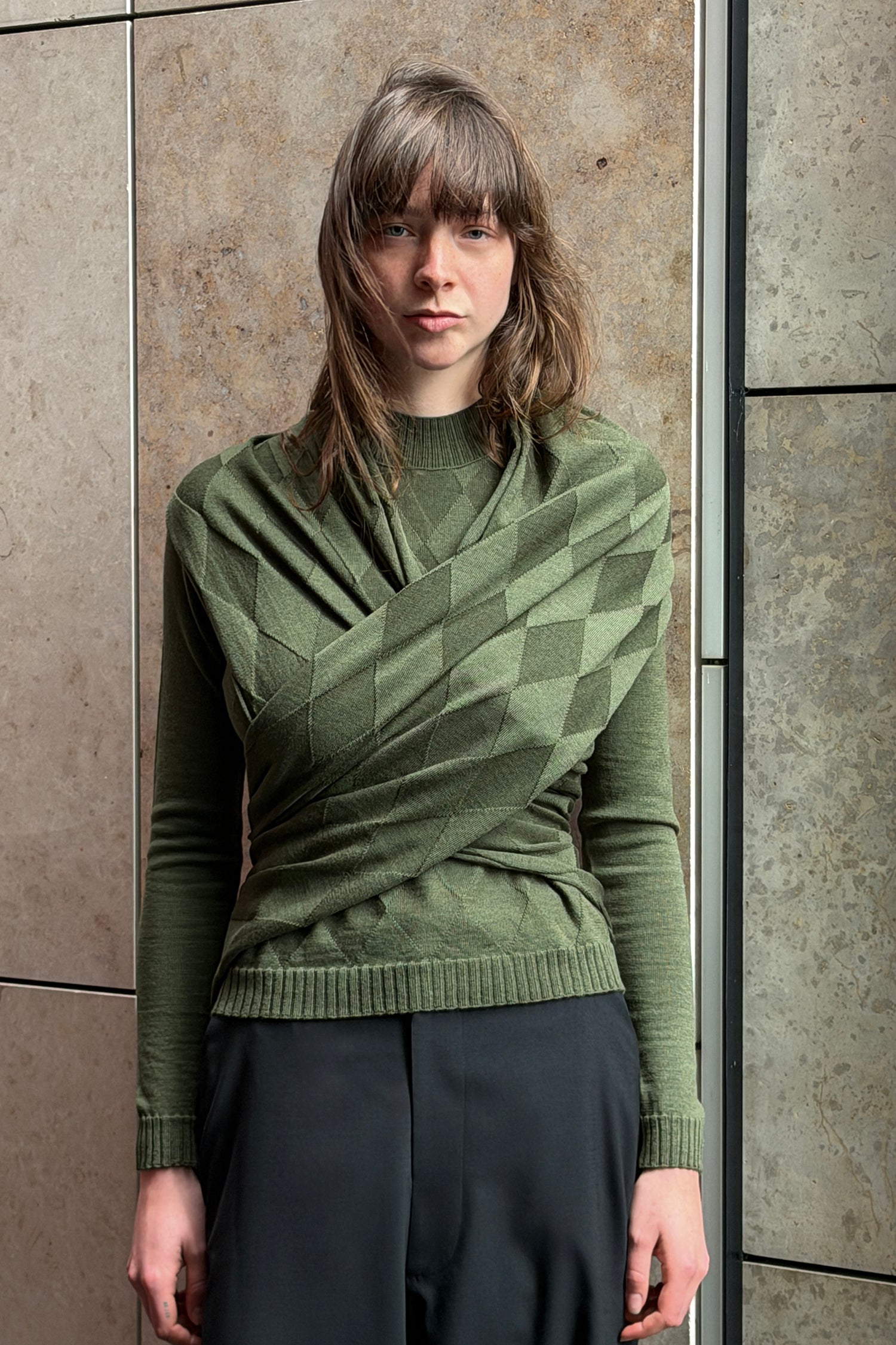 DIAMOND MERINO JUMPER IN OLIVE, AW26