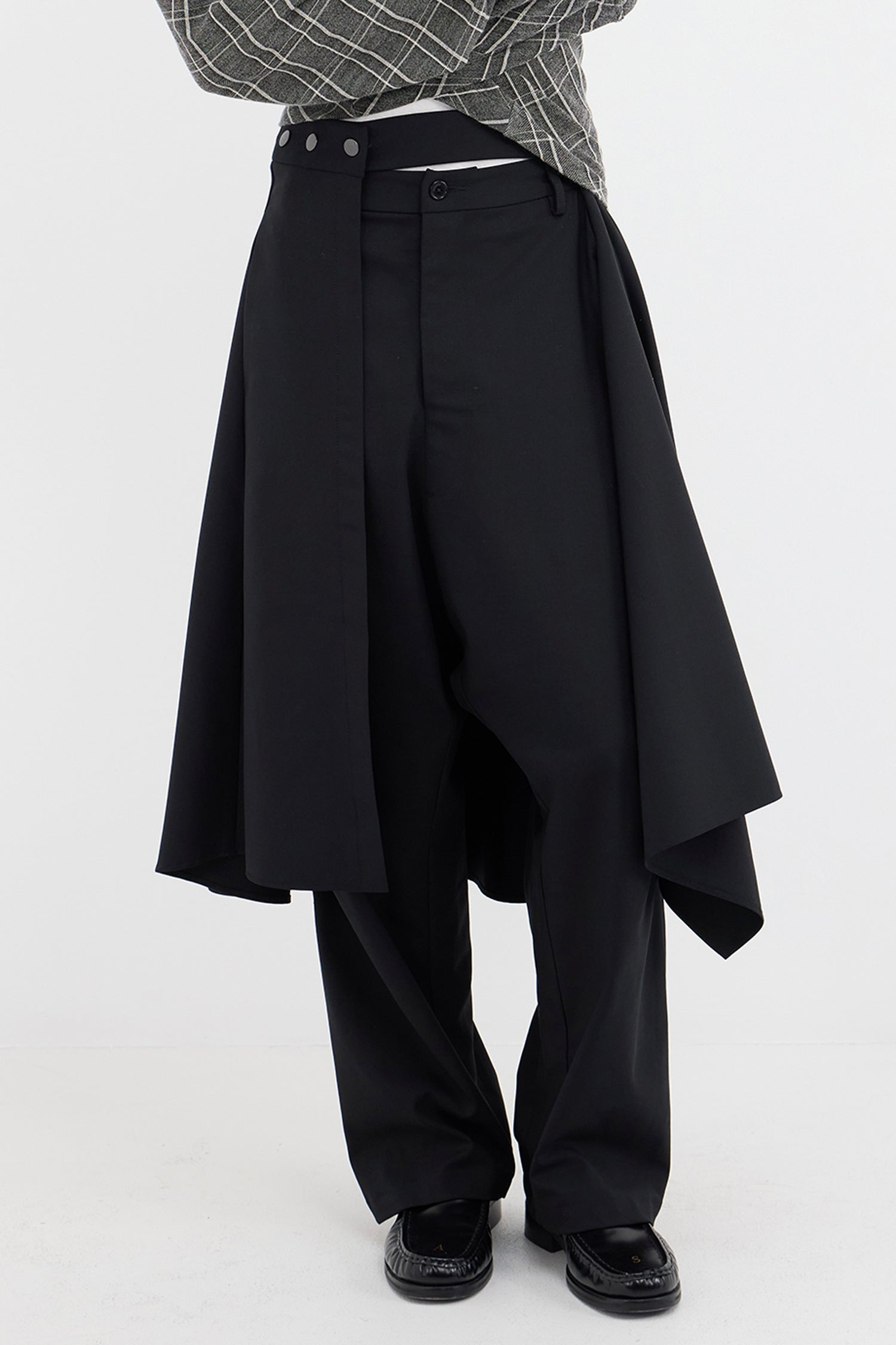 UTILITY IN SUITBLACK, AW26