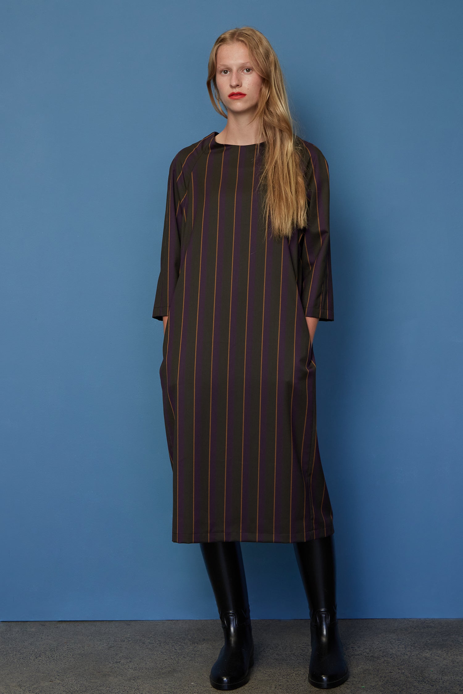 COMPOSED DRESS IN STRIPE, W22