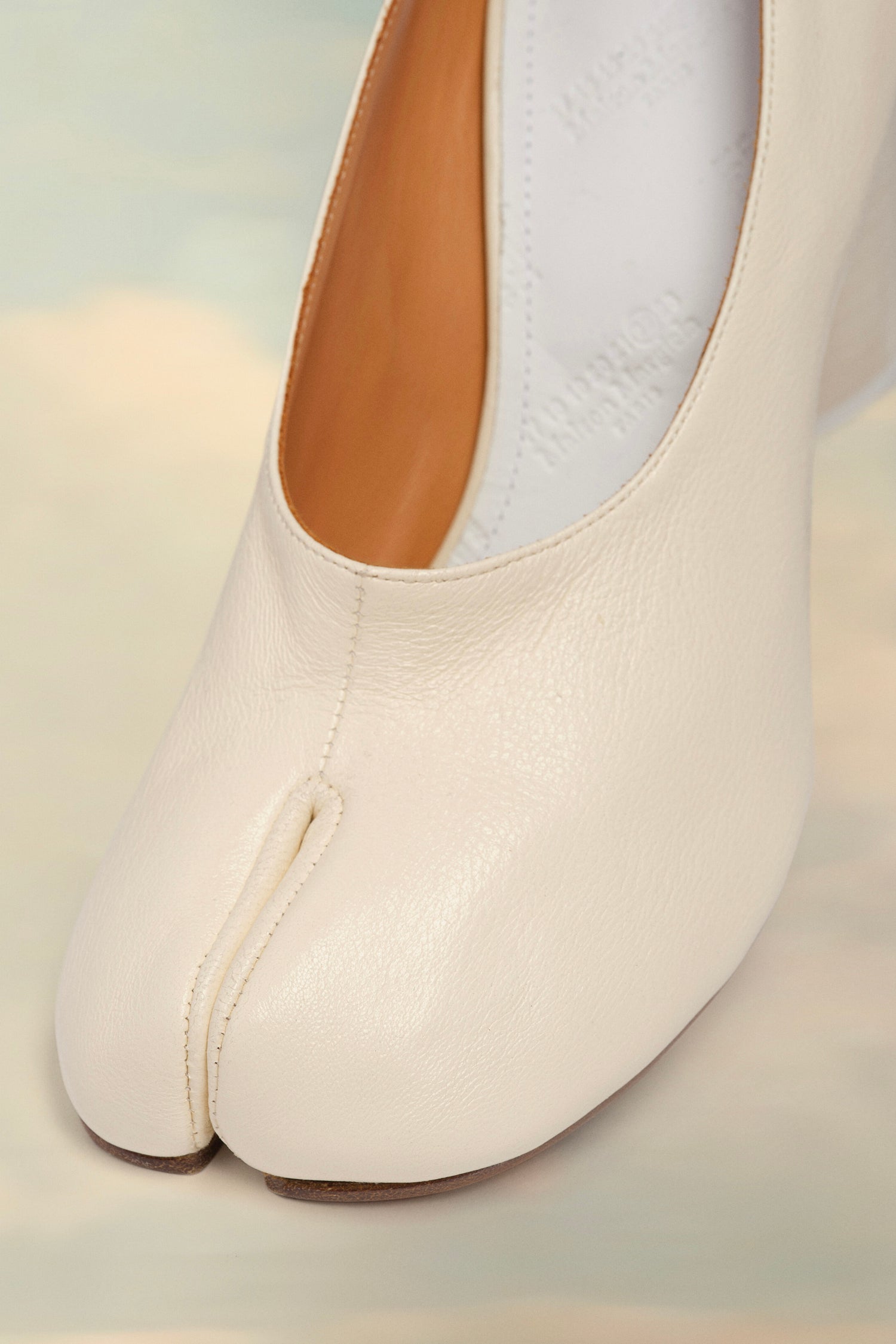 TABI PUMPS IN WHITE, SS23