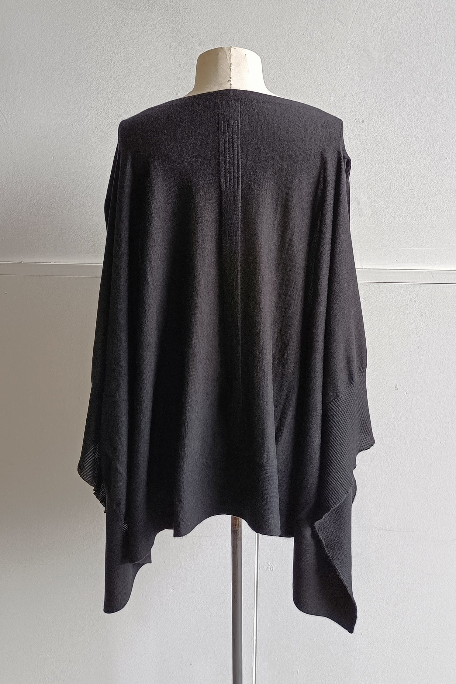 PONCHO IN BLACK, FW22
